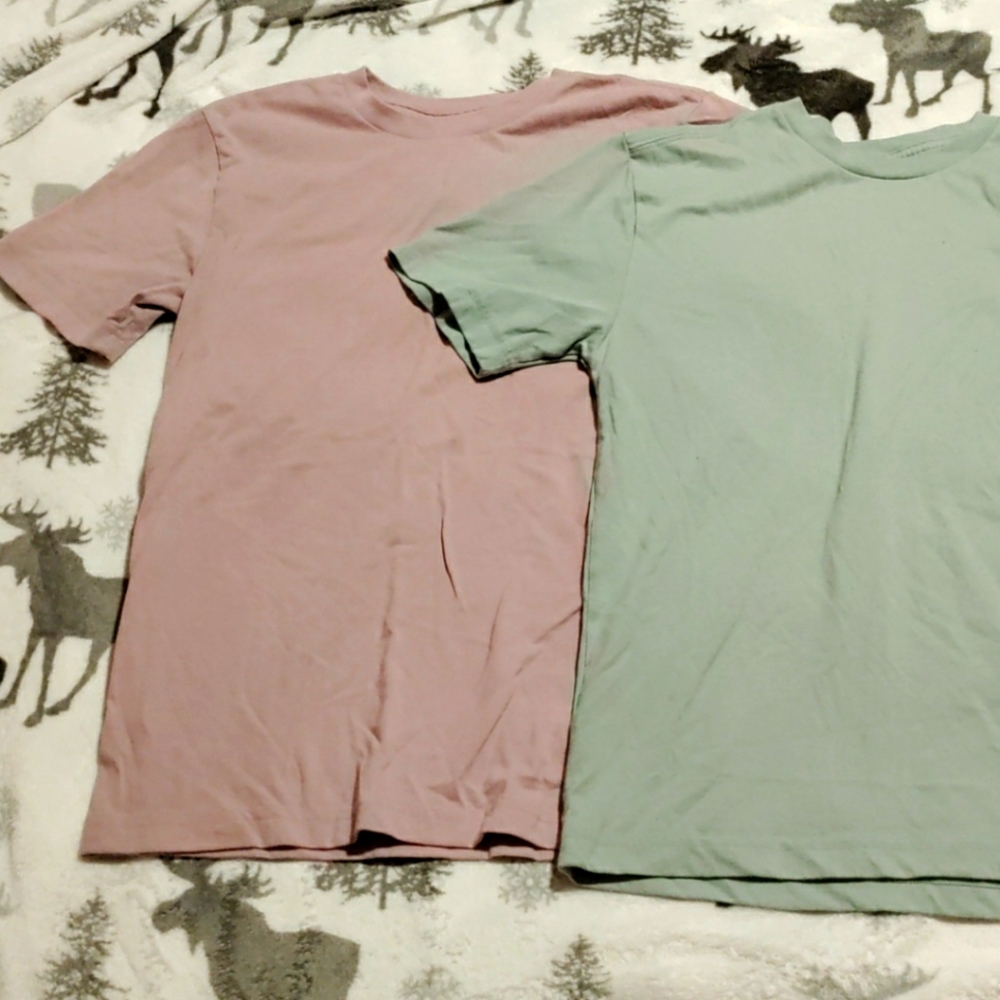 ❄️ 3/12 ❄️ 2 T-shirts Purple and Green size XS